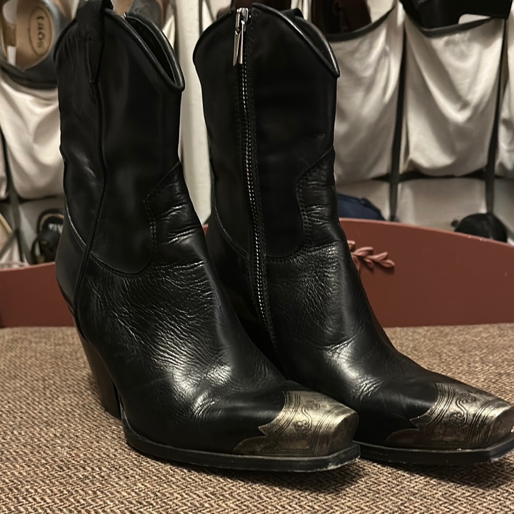 Vero Cuoio Black Heeled Boots with Decorative Stitching